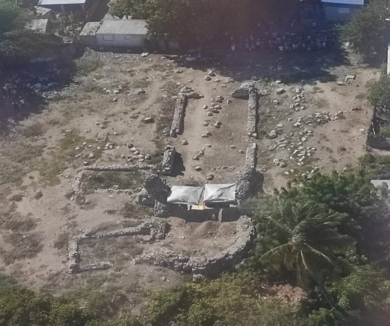 Fotografía aérea de las ruinas de la Iglesia de las Mercedes, con una carpa de excavación blanca entre los cimientos de piedra.