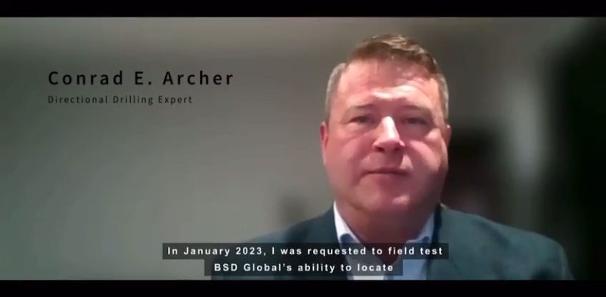 Conrad Archer, hablando a cámara.